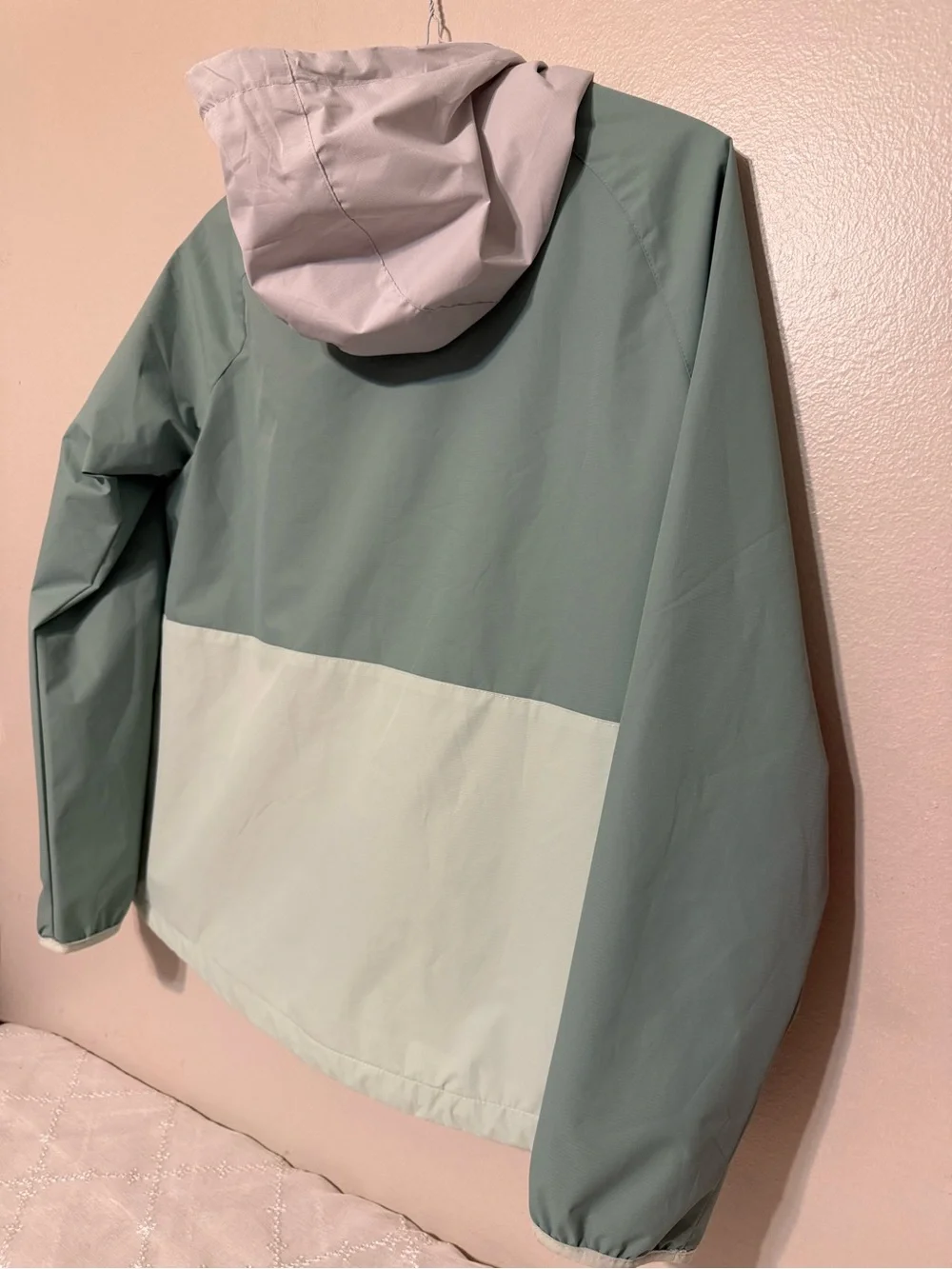 New Balance Three-Tone Hooded Windbreaker - Sage, Light Gray & Mint